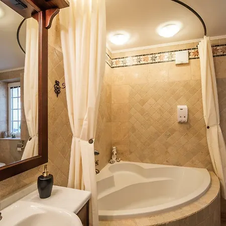 Zupan With Hot Tub Ferienhaus *