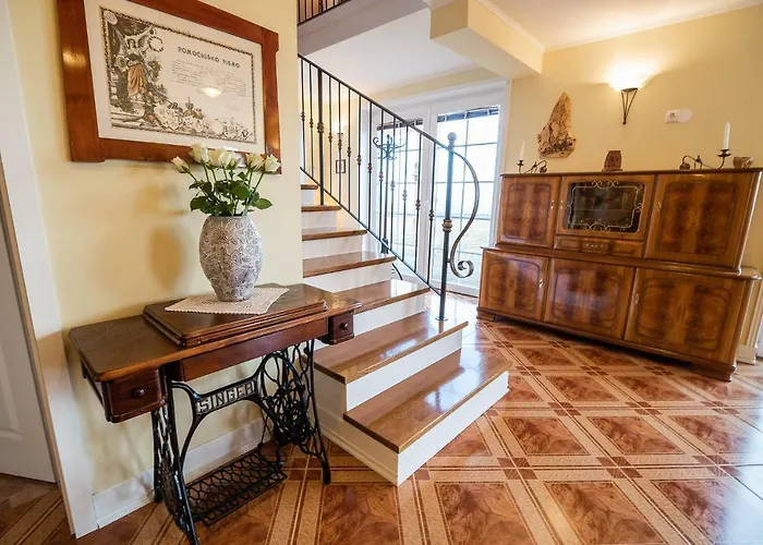 Zupan With Hot Tub Hébergement de vacances *